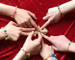 maanmeisjes maancirkels wilde wortels sisterroots menstruatie maanspel vrouwencirkel rode tent lien van camp menarche 